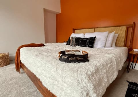 Tropic House by Jungle House | Downtown & Short North | Free Parking | 5,800+ Reviews | Near Convention Center & Nationwide Arena & Ohio State