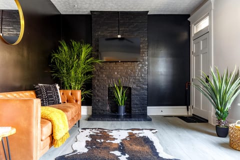 Tropic House by Jungle House | Downtown & Short North | Free Parking | 5,800+ Reviews | Near Convention Center & Nationwide Arena & Ohio State