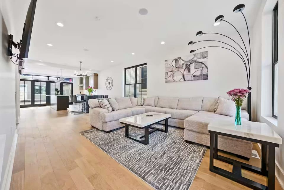 Short North - Free Parking - Convention - King Bed - Columbus