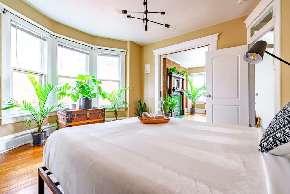 Jungle Book by Jungle House | Downtown & Short North | Walk to High Street, Convention Center & Nationwide | Free Parking - Columbus