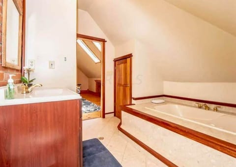 Jungle Cabin by Jungle House | Close to OSU, Convention Center & Nationwide Arena | 5,800+ Reviews | Downtown & Short North | Free Parking