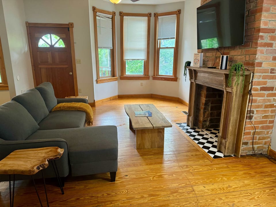 Jungle Cabin by Jungle House | Close to OSU, Convention Center & Nationwide Arena | 5,800+ Reviews | Downtown & Short North | Free Parking - Columbus