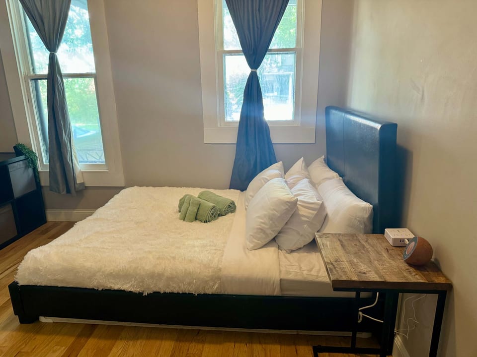 The Palmhouse by Jungle House | 5,800+ Reviews | Downtown & Short North | Close to OSU, Convention Center & Nationwide Arena | Free Parking - Columbus