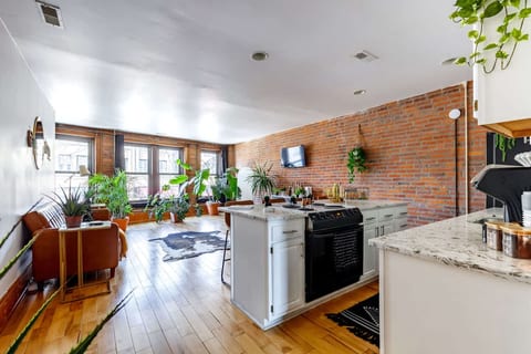 PRIME Location - Top Rated - Free Parking - CLEAN