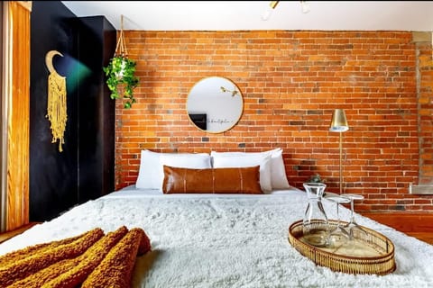 PRIME Location - Top Rated - Free Parking - CLEAN