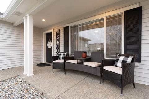Super clean family style getaway near everything!!