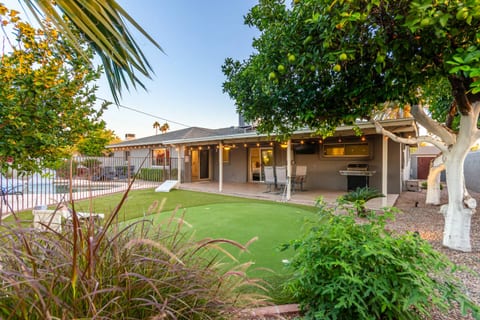 [Backyard] Putting green