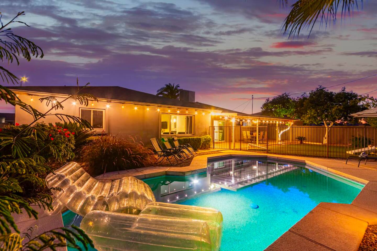 [Backyard] Pool with outdoor dining area