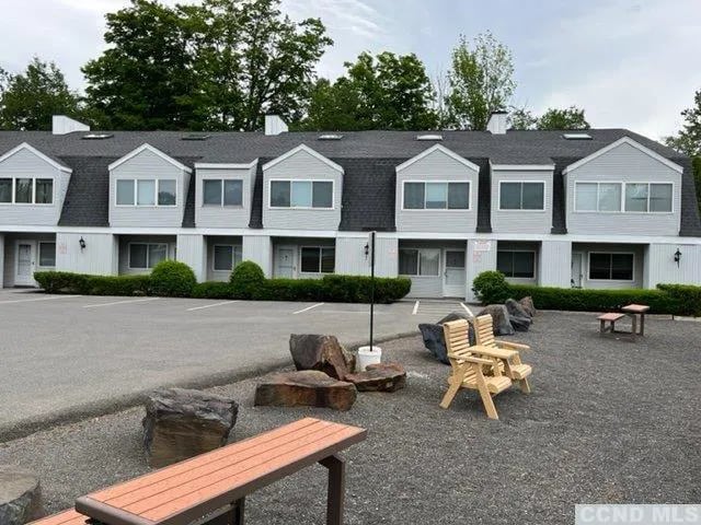 cozy-downtown-hunter-mountain-getaway/