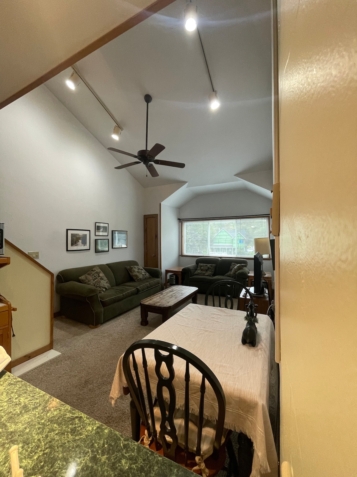 cozy-downtown-hunter-mountain-getaway/