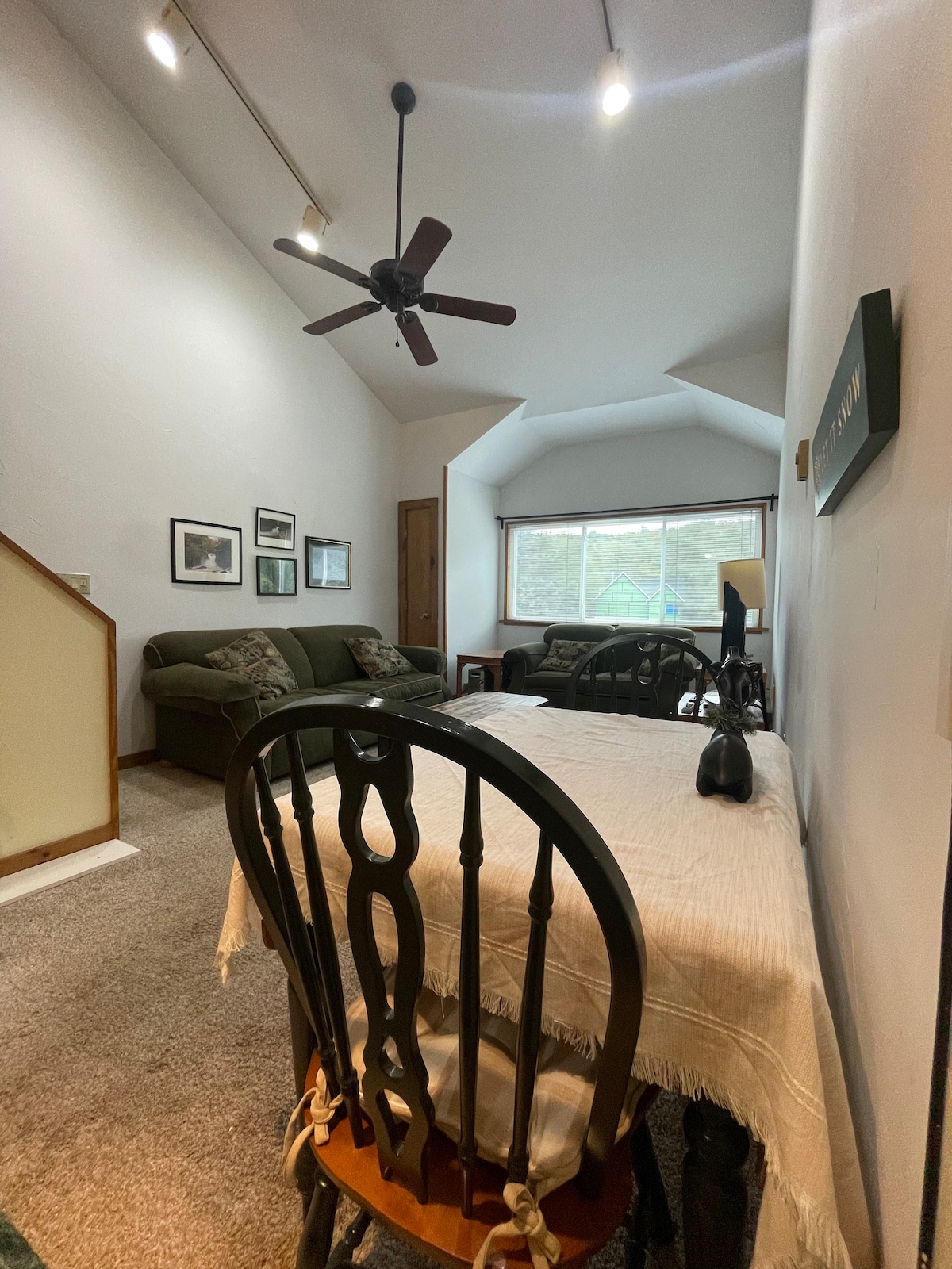 cozy-downtown-hunter-mountain-getaway/