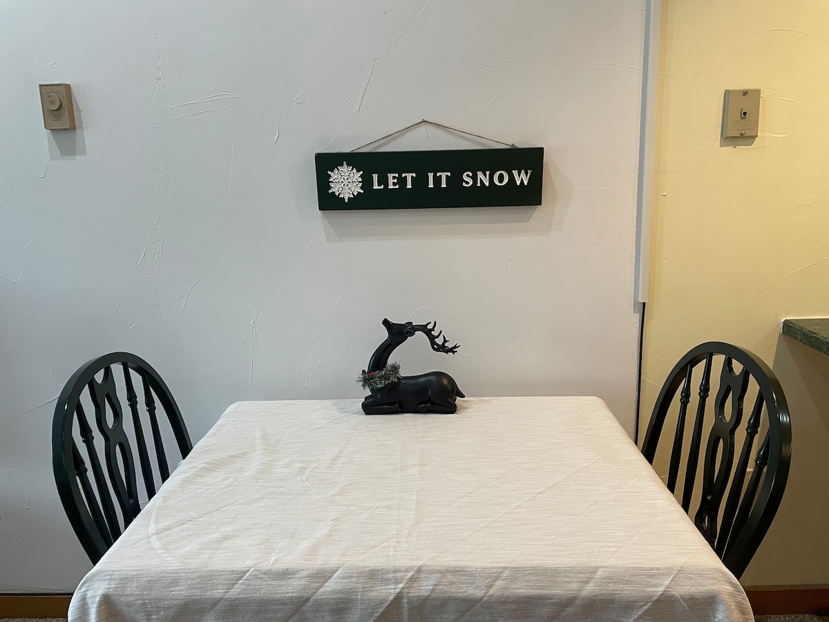 cozy-downtown-hunter-mountain-getaway/