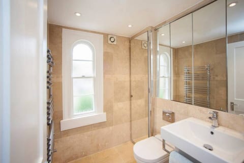 Lux Central Pad, Hidden Gem with Parking & Terrace