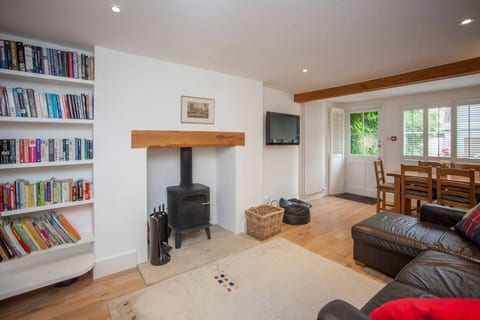 Lux Central Pad, Hidden Gem with Parking & Terrace
