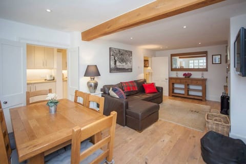 Lux Central Pad, Hidden Gem with Parking & Terrace