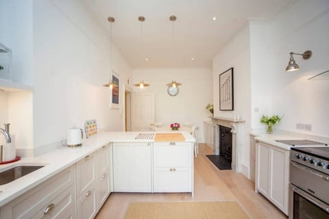 Blenheim House - Luxury Central Townhouse for 8