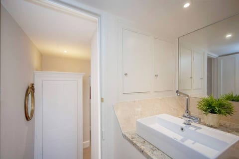 Blenheim House - Luxury Central Townhouse for 8