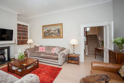 Blenheim House - Luxury Central Townhouse for 8