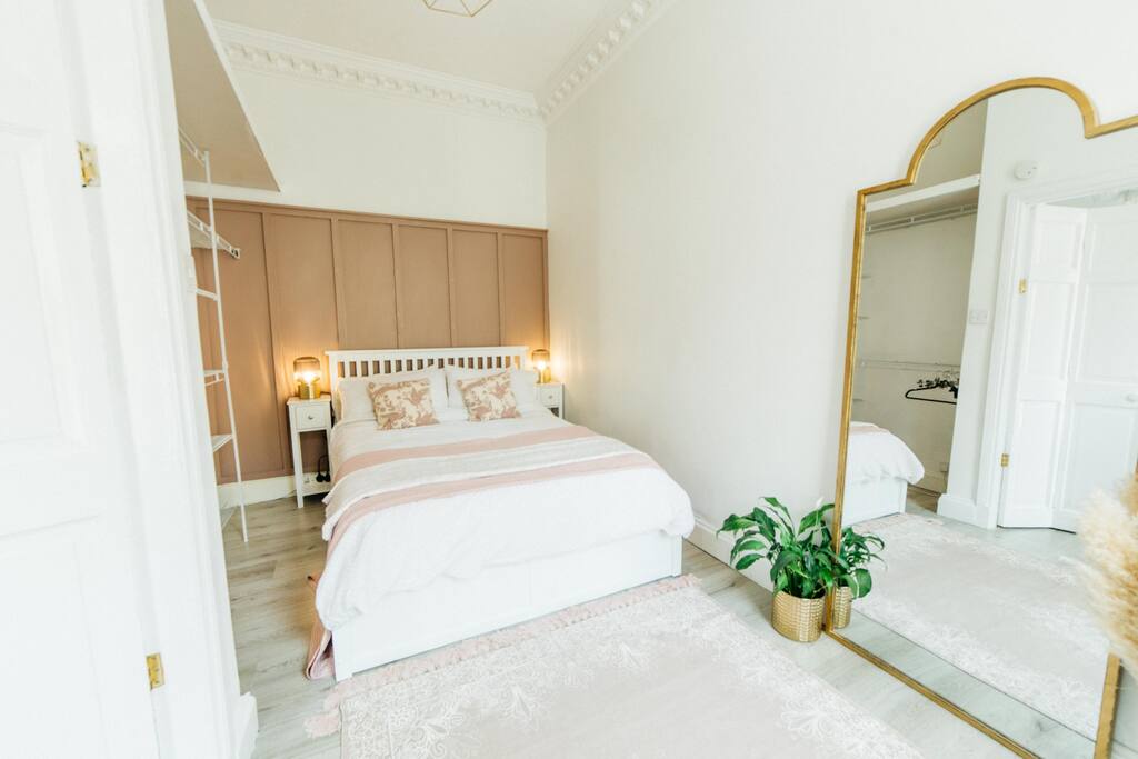 Scandi Style Georgian Apartment in Heart of Bath