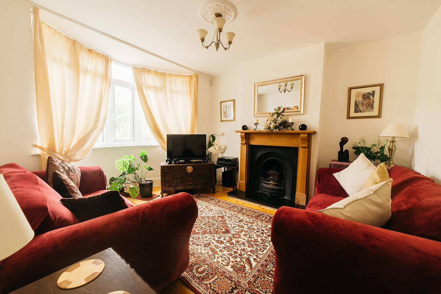 Friendly Two-Bedroom Home w Leafy Garden & Parking