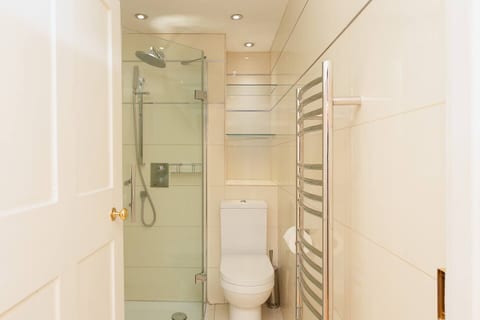 High-Class & Central & Spacious Top Floor Home
