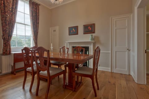 High-Class & Central & Spacious Top Floor Home
