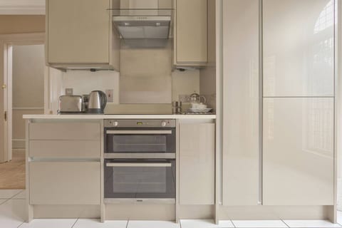 Elegant & Central & Spacious 2 Bed Home w Garden