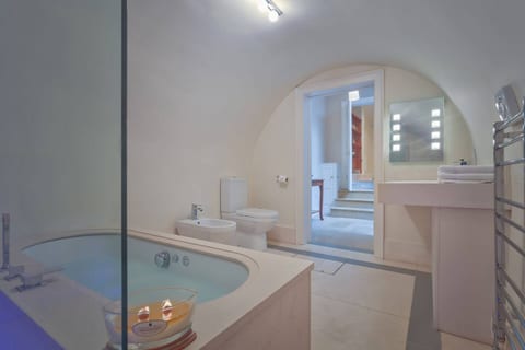 Elegant & Central & Spacious 2 Bed Home w Garden