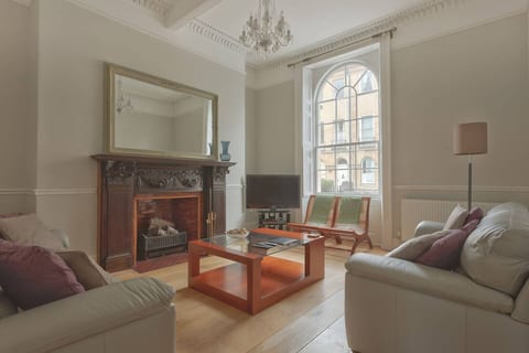 Elegant & Central & Spacious 2 Bed Home w Garden