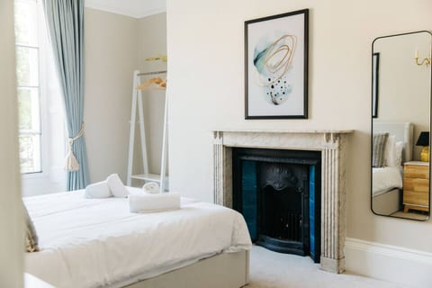 Luxury, Central, Sun-Filled 3 Bed Haven in Bath