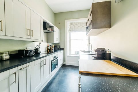 Luxury, Central, Sun-Filled 3 Bed Haven in Bath