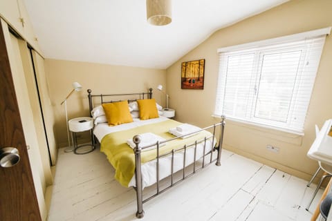 Charming & Stylish 2-Bed House - 20 min Walk to Centre