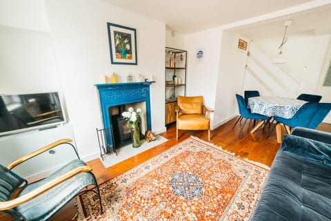 Charming & Stylish 2-Bed House - 20 min Walk to Centre