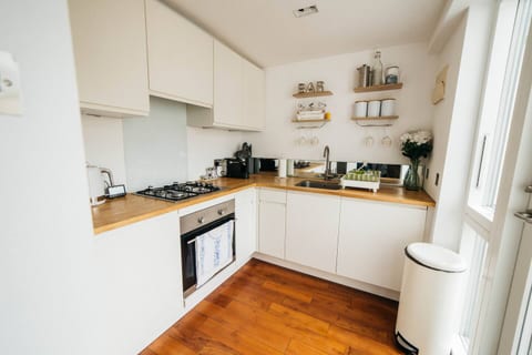 Charming & Stylish 2-Bed House - 20 min Walk to Centre