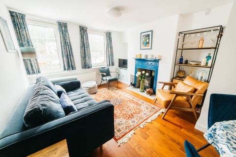 Charming & Stylish 2-Bed House - 20 min Walk to Centre