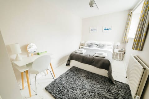 Charming & Stylish 2-Bed House - 20 min Walk to Centre
