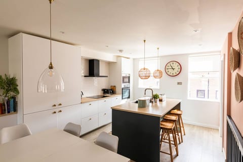 10 Morford - Premium Central House w Parking - Walk Everywhere
