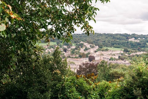 Garden Flat w Bath Skyline Views & Private Patio