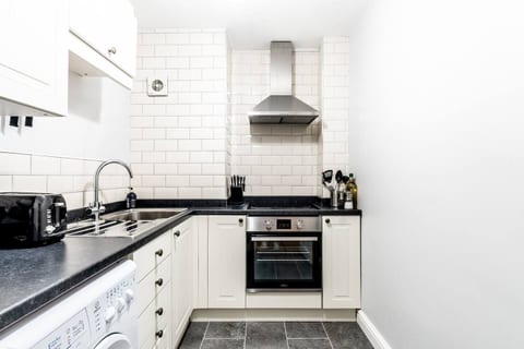 Garden Flat w Bath Skyline Views & Private Patio