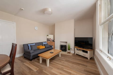 Garden Flat w Bath Skyline Views & Private Patio