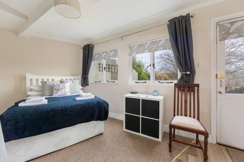 Garden Flat w Bath Skyline Views & Private Patio