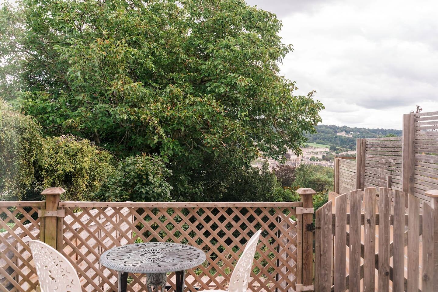Garden Flat w Bath Skyline Views & Private Patio