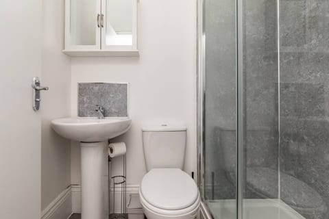 Dove Court Travel Lodge - Ground Floor Ensuite 1