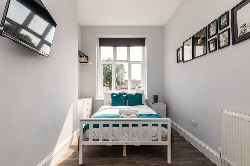 Dove Court Travel Lodge - Ground Floor Ensuite 1 - Patchway