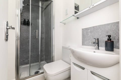 Dove Court Travel Lodge - First Floor Ensuite 2
