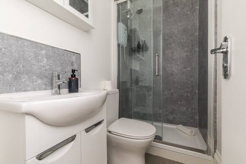 Dove Court Travel Lodge - First Floor Ensuite 3