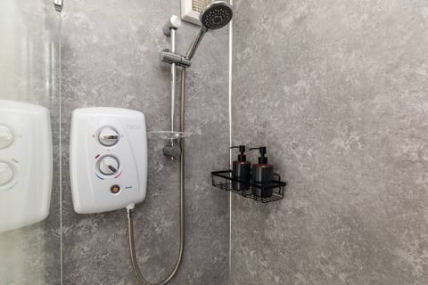 Dove Court Travel Lodge - First Floor Ensuite 3