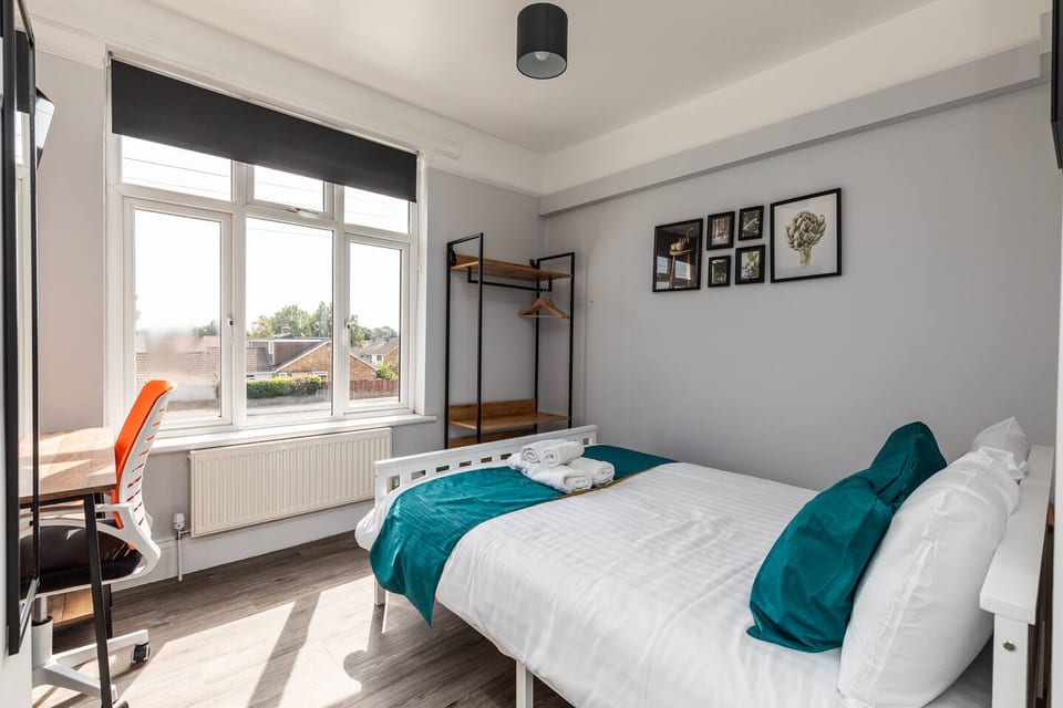 Dove Court Travel Lodge - First Floor Ensuite 3 - Patchway