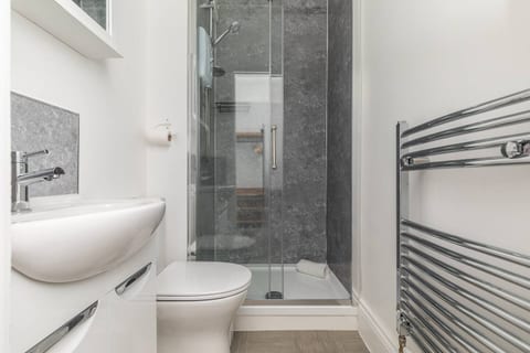 Dove Court Travel Lodge - First Floor Ensuite 4