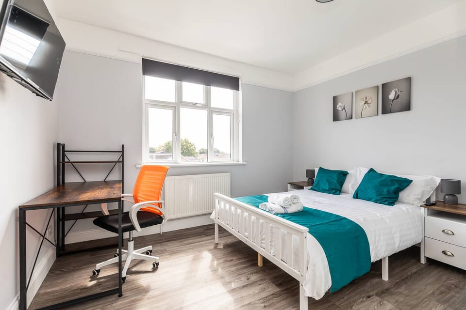 Dove Court Travel Lodge - First Floor Ensuite 4 - Patchway